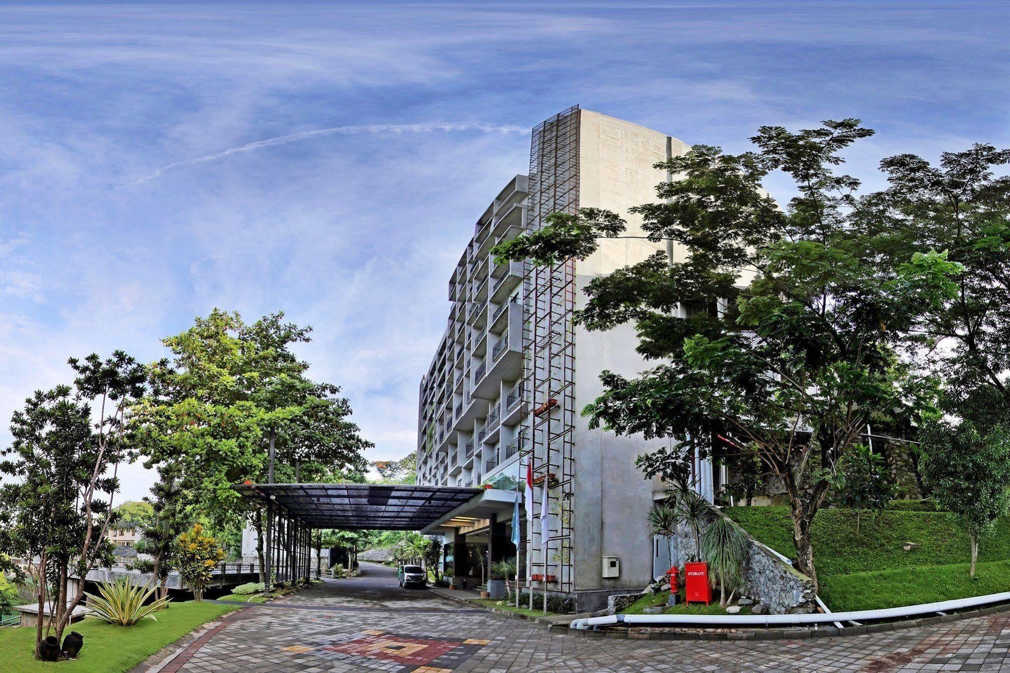 Oak Tree Emerald Hotel & Coventions Semarang Exterior foto