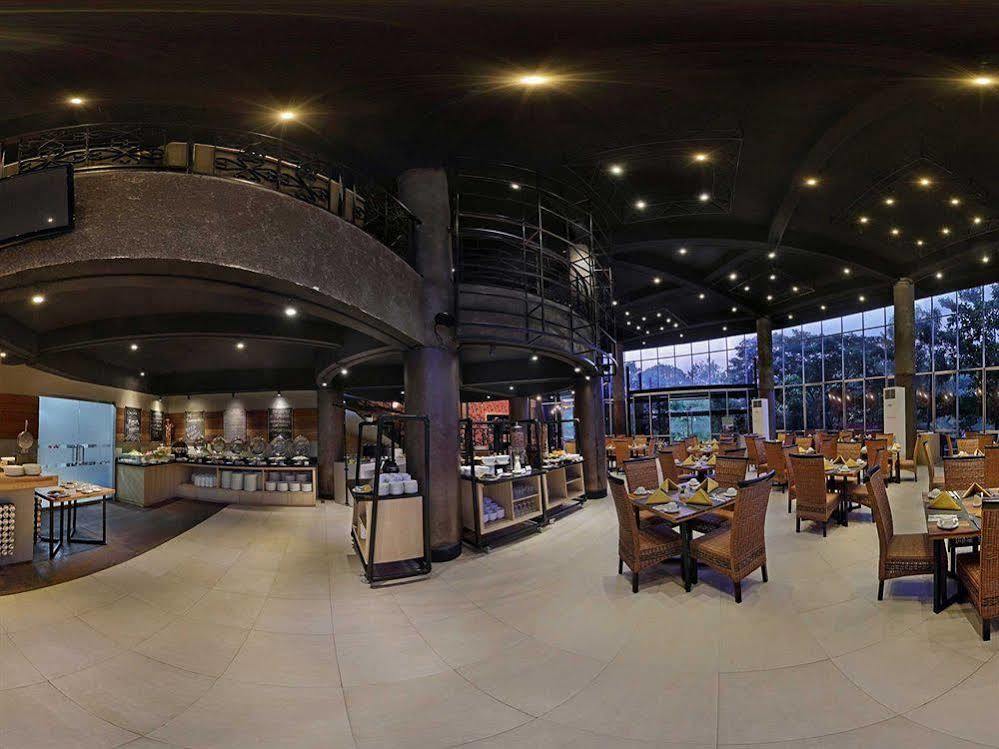 Oak Tree Emerald Hotel & Coventions Semarang Exterior foto
